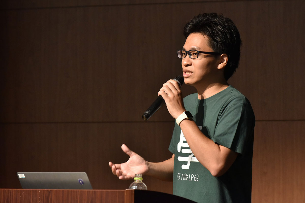 写真:イベントTシャツを着て登壇中の伊原さん
